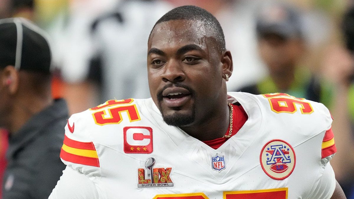 Chris Jones from the Chiefs asks for marriage during training camp