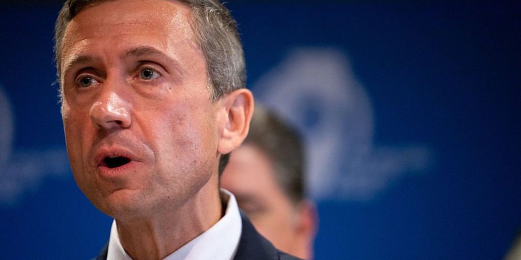 DNC kicks off summer gathering with a gesture in Minneapolis.