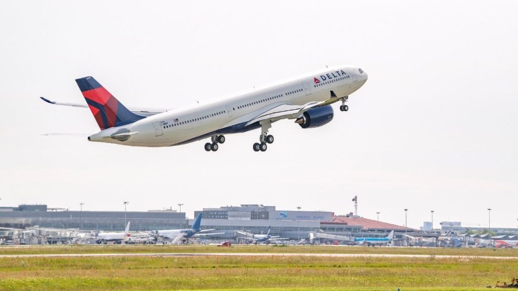 Delta refutes claims of using AI for flight pricing following criticism from lawmakers