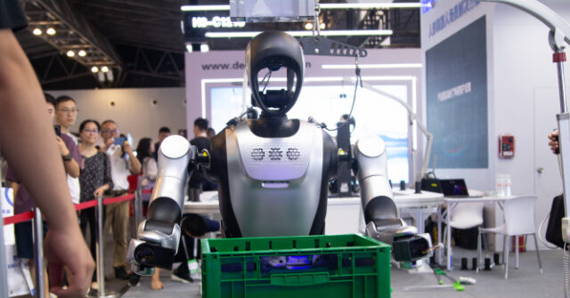 Donald Trump Presents Economic Plan as an Alternative to Migration