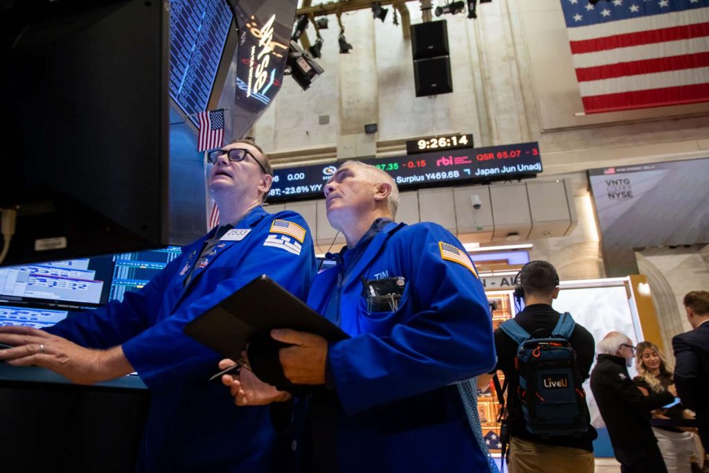 Dow Hits Record High as Home Depot Surges After Earnings; S&P 500, Nasdaq Decline as Major Tech Stocks Fall