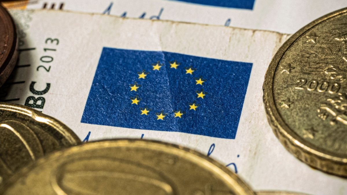 EUR/USD Returns to 1.1600 as DXY Pulls Back, Important Economic Data Coming Up