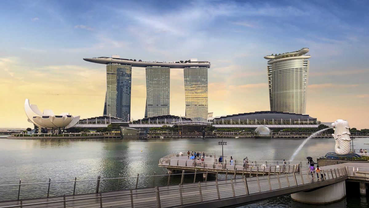 Experts believe Singapore's stock market is climbing, and the bullish trend is only beginning.