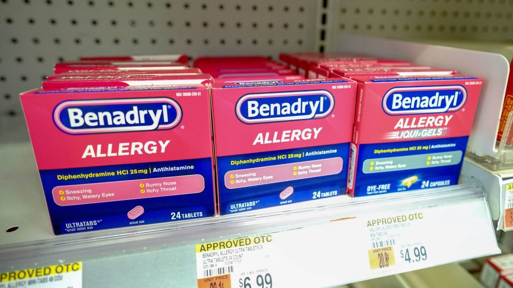 Experts warn that the dangers of a common allergy drug surpass its benefits.