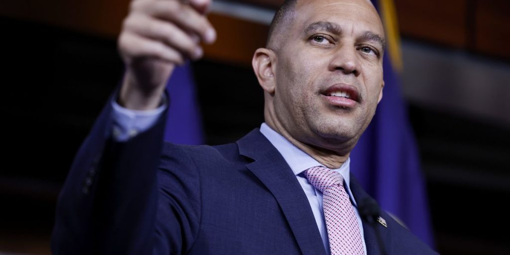 Hakeem Jeffries urged to hold back on Zohran Mamdani: 'It's a valid concern'