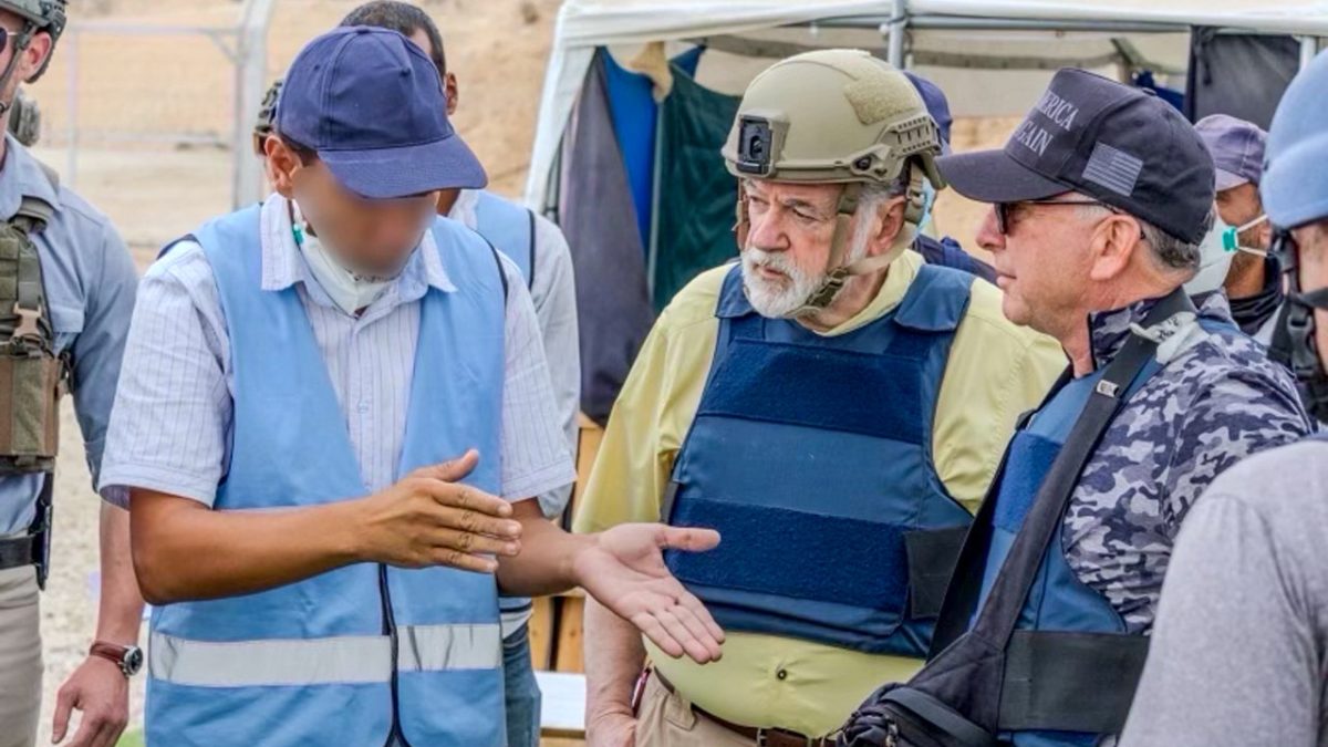 Huckabee tours Gaza, criticizes Hamas for stealing aid supplies