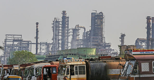 Indian Oil Refineries Halt Russian Buys as Trump Tariffs Approach