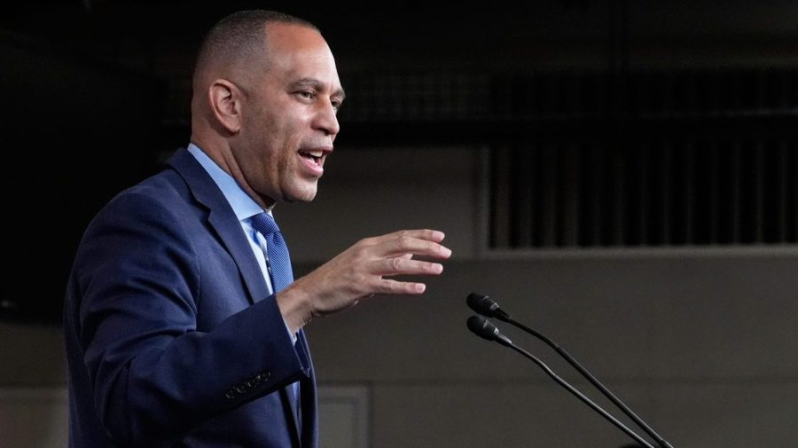 Jeffries hammers Trump for seizing control of DC police: ‘No basis’