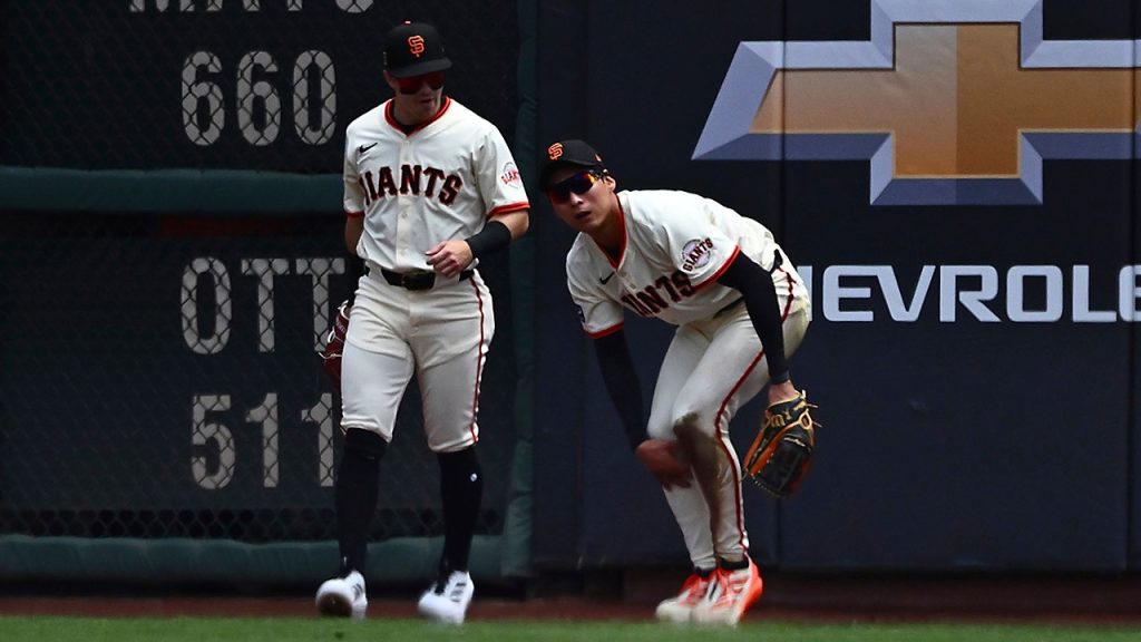 Jung Hoo Lee of the SF Giants makes an impressive catch