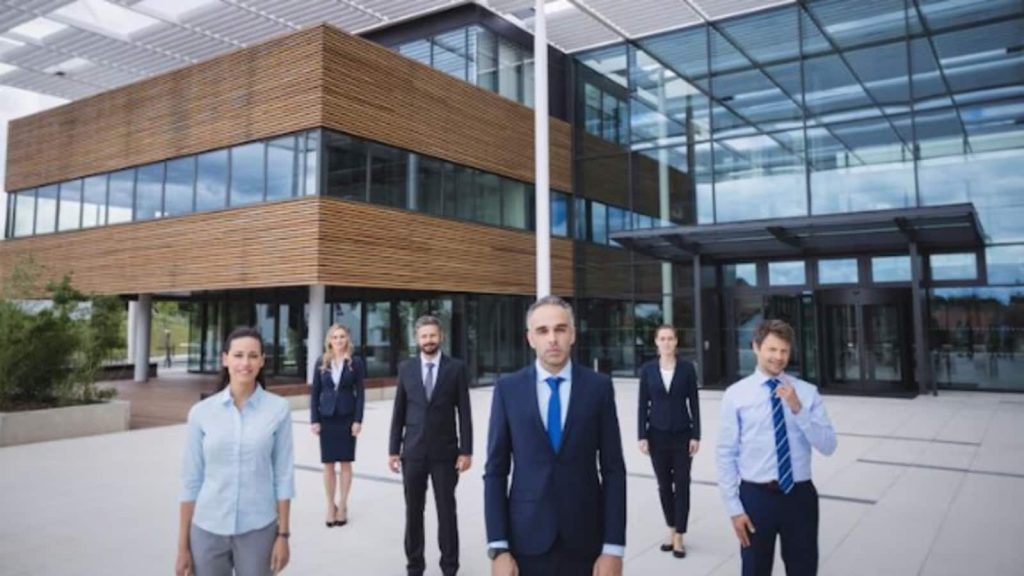 Junior Bankers See Pay Increases of Up to 30% Amid Hong Kong Deals Surge