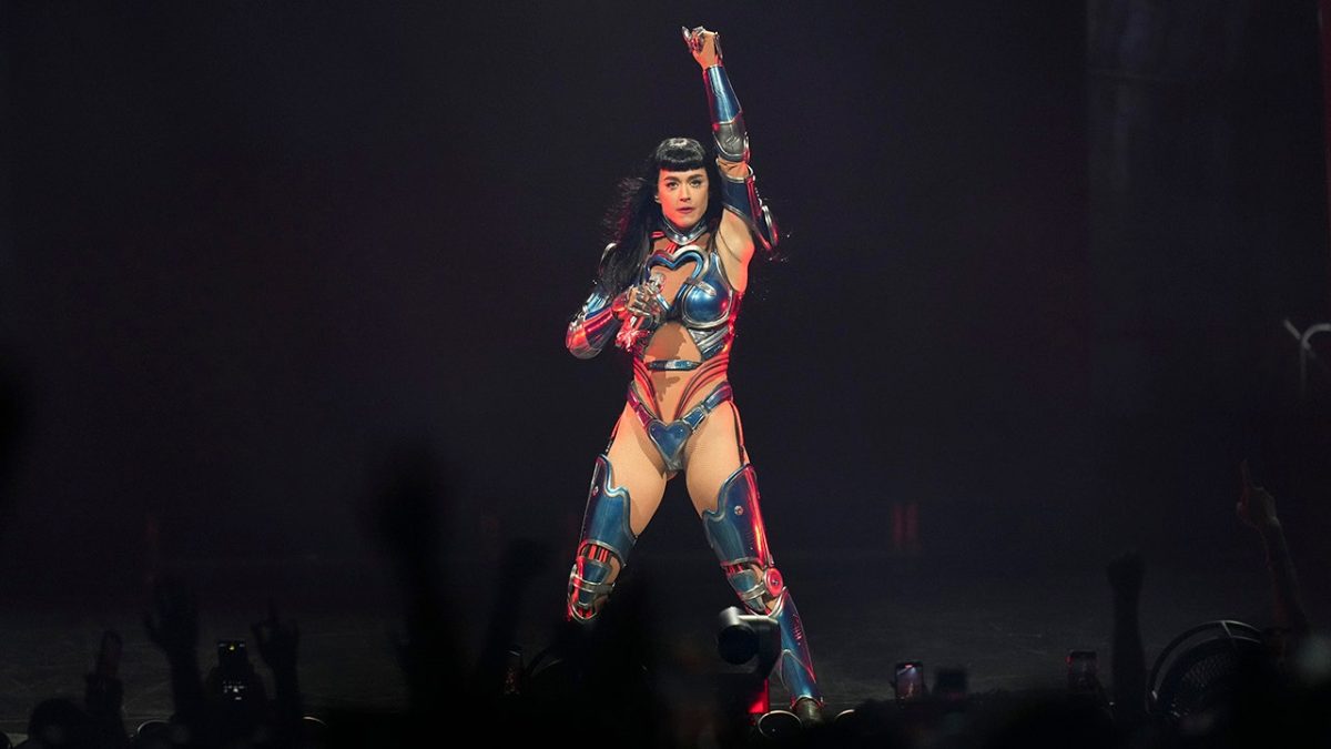 Katy Perry leads a prayer after a fan collapses at the Detroit concert