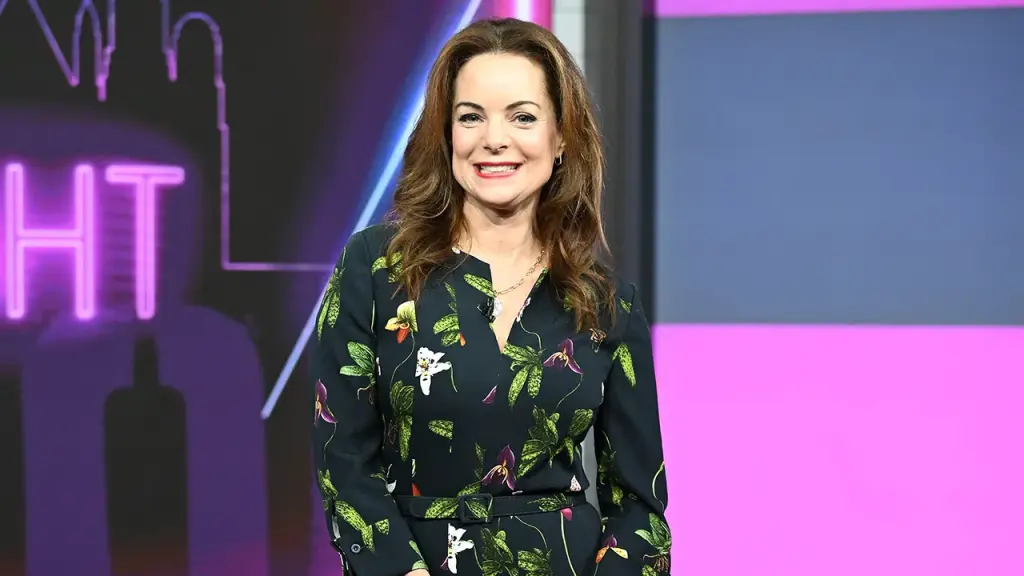 Kimberly Williams-Paisley discovers a letter from her son inviting her to visit him at college.