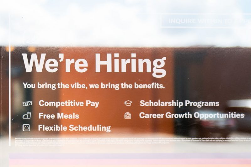 Labor Department: U.S. unemployment claims decrease, staying in a 'healthy' range