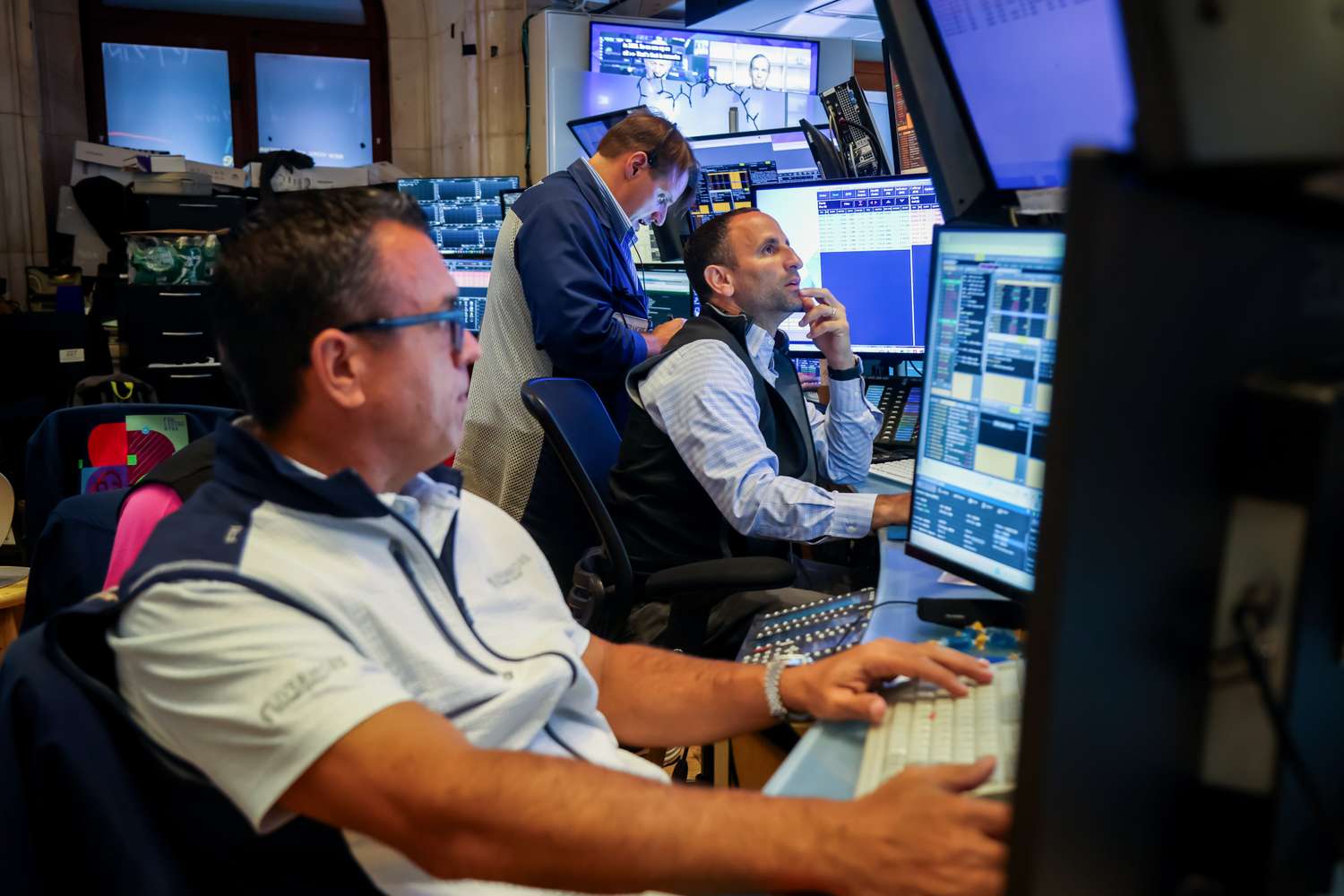 Market Recovers from Drop as Stocks Rise; Palantir, AMD Share Prices Increase Before Earnings Reports