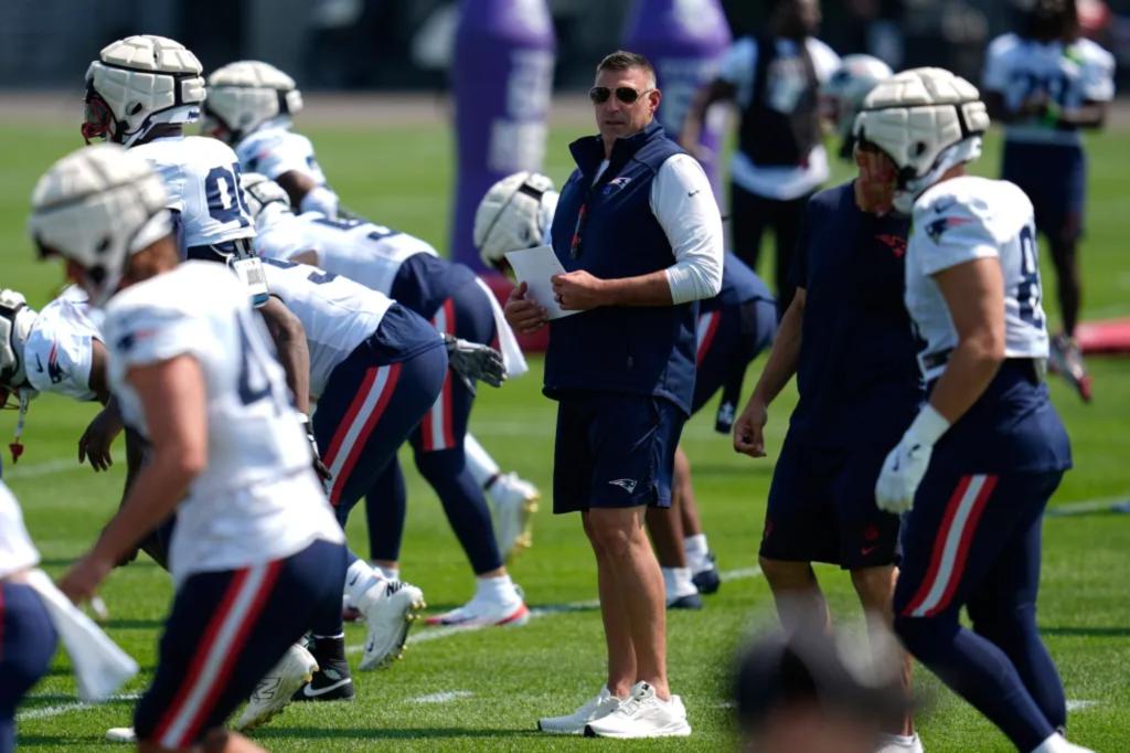 Mike Vrabel intervenes to halt another fight at Patriots training camp.