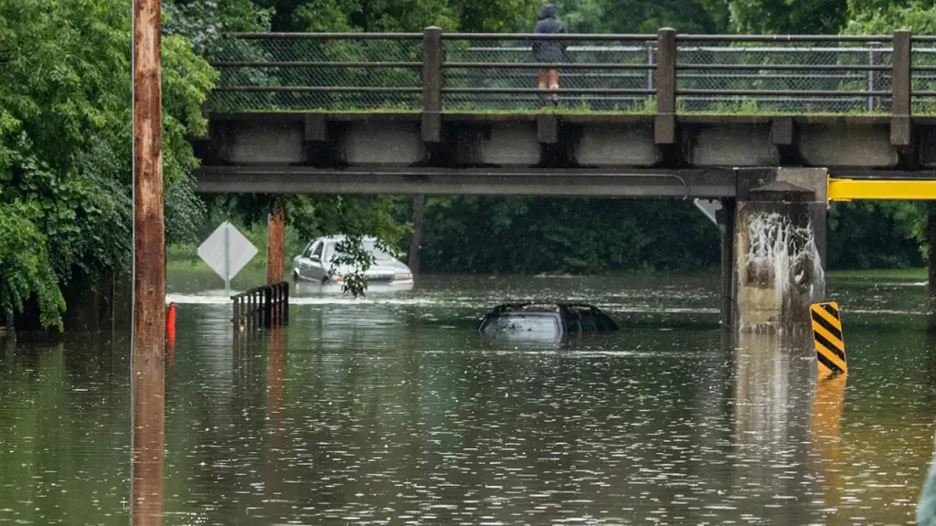 Milwaukee flooding leads SNY TV crew to swim after leaving their car behind