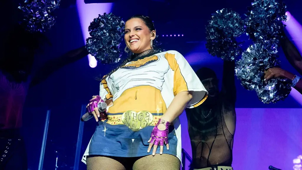 Nelly Furtado addresses body critics with a daring fashion choice