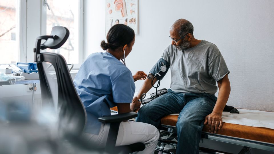 New blood pressure guidelines suggest beginning treatment earlier and avoiding alcohol.