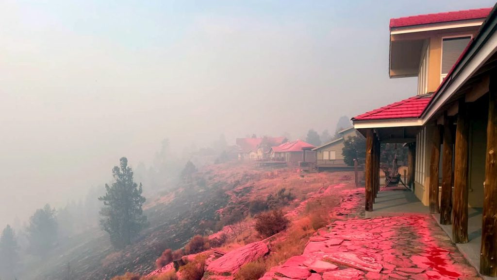 Oregon Flat Fire damages houses and scorches 22,000 acres with limited control efforts