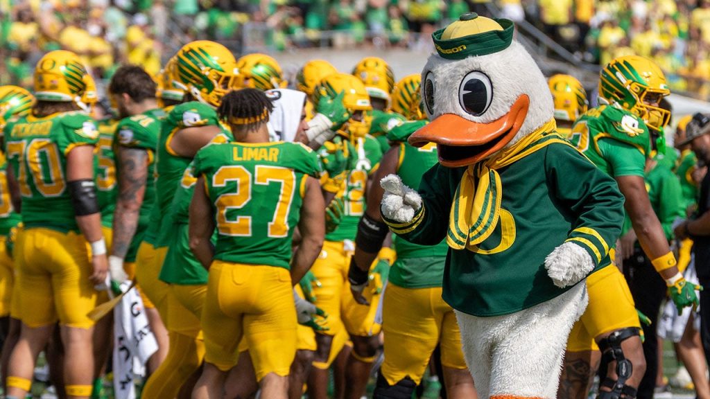 Oregon's mascot falls and loses its head
