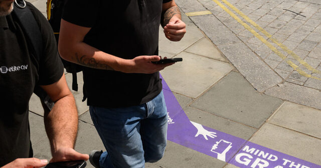 Oxford Street Shoppers Warned to Be Aware of Pickpockets