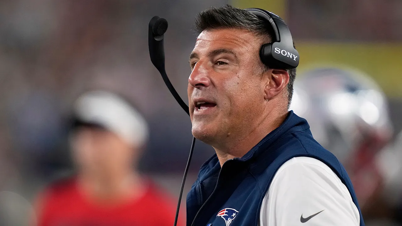 Patriots' Mike Vrabel intervenes in another fight during joint practice