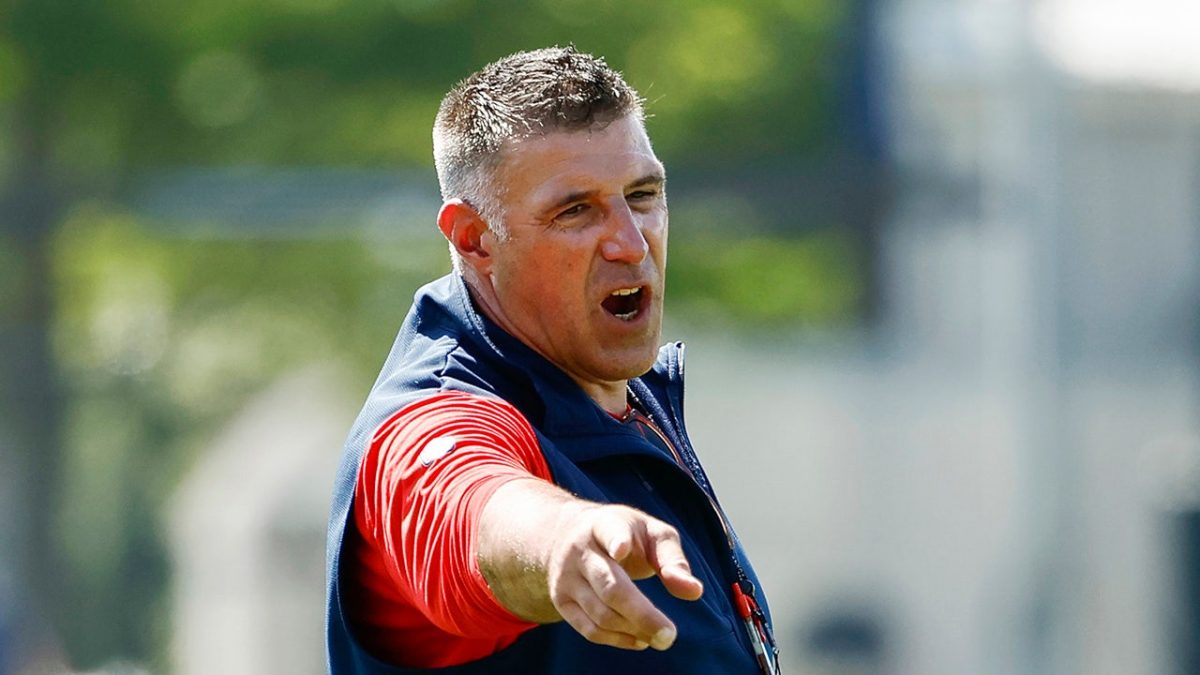 Patriots coach jumps into group of players to calm down training camp fight