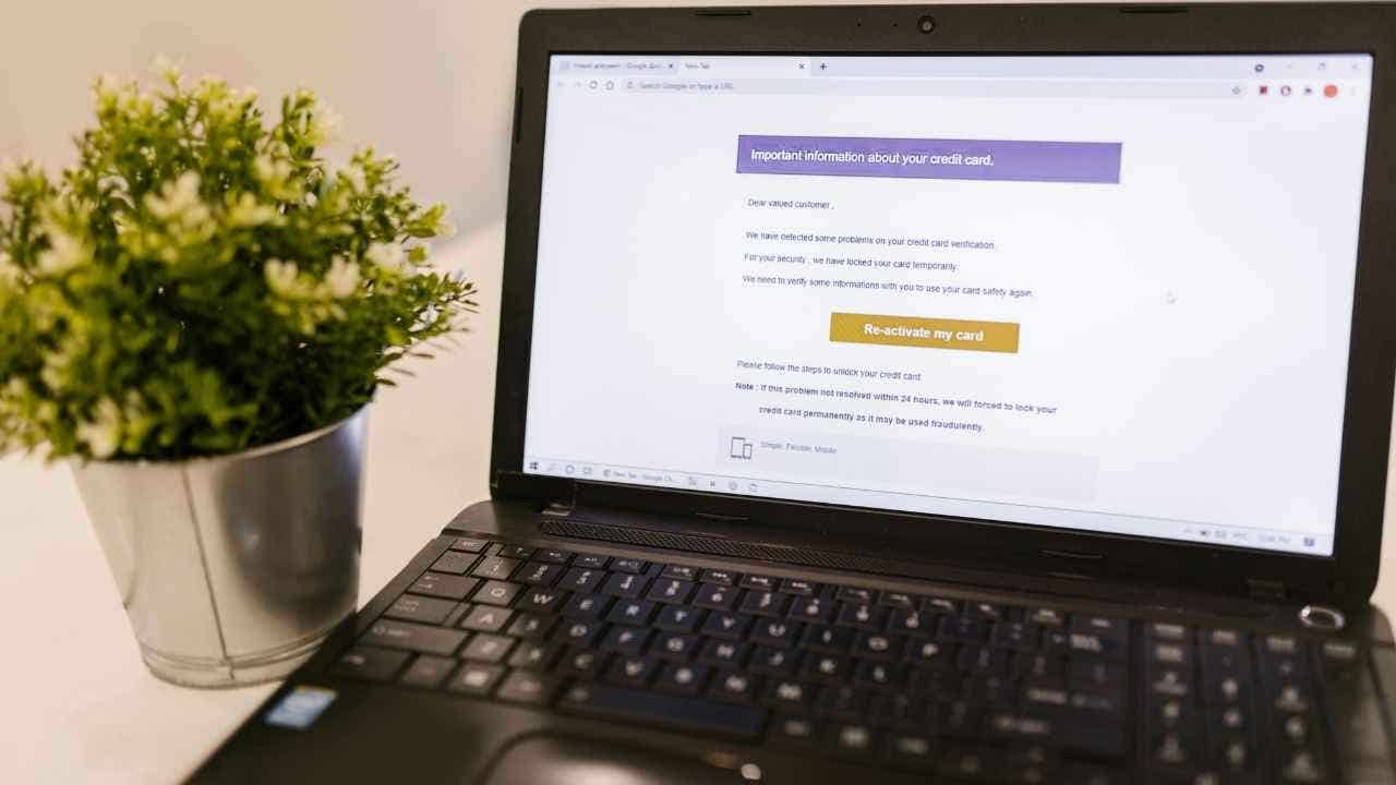 Persuasive phishing scam email from Chase bank aims at customers' personal information