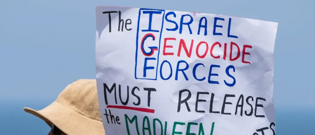 Photographer Resigns, Destroys Press Badge Over News Agency's 'Israeli Propaganda'