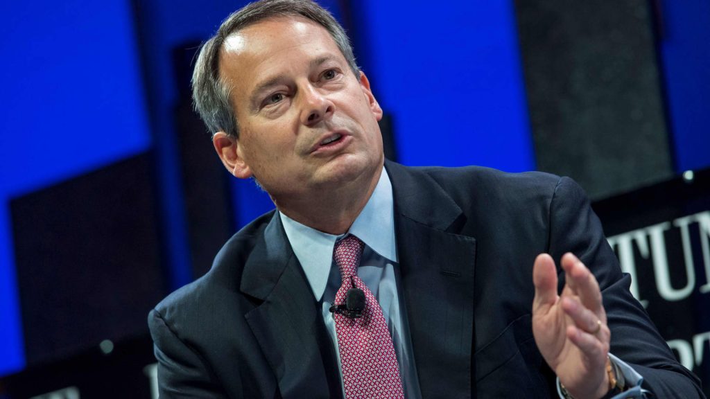 Recent executive stock sales highlight UAL and SCHW.