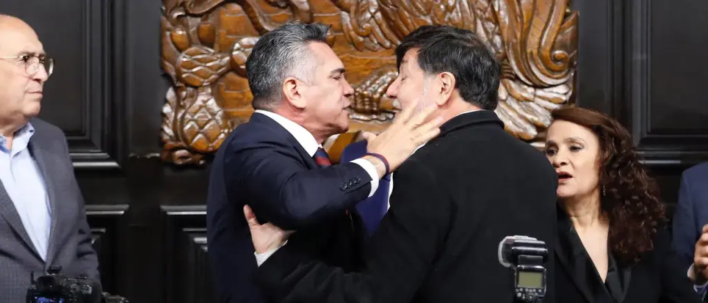 See Mexico’s Senators Clash During Their Meeting