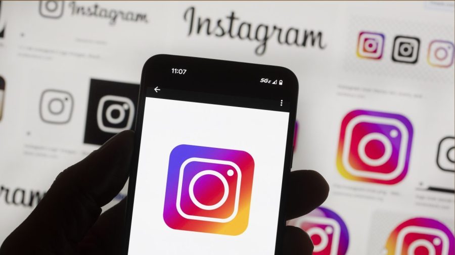 Senators from both parties raise objections to Instagram's new map feature due to privacy issues.