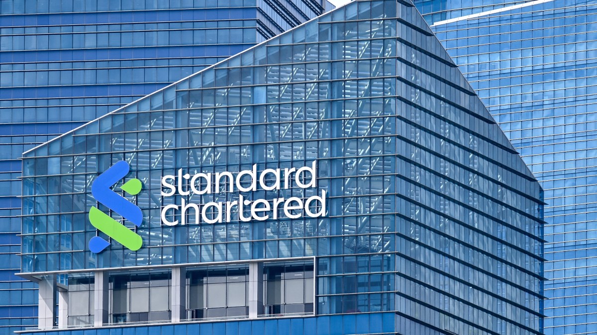 Standard Chartered faces the danger of getting involved in US political conflicts.