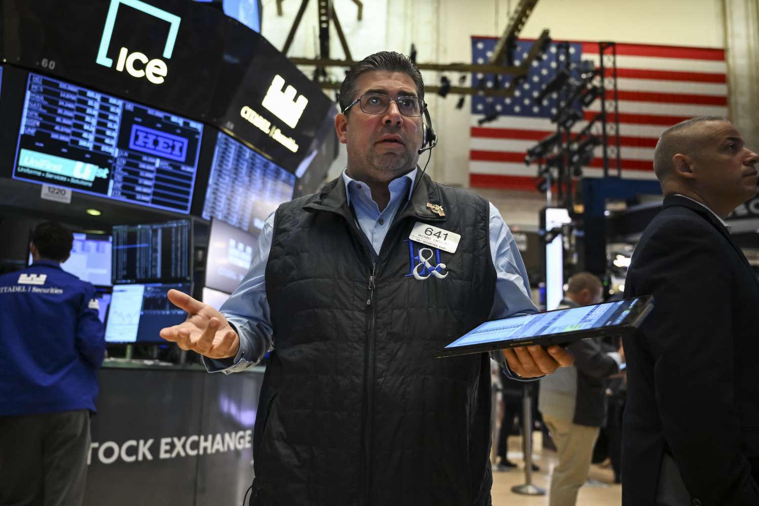 Stocks Dip as Early-Week Gains Slow; Palantir Shares Rise After Earnings, AMD Results Approaching