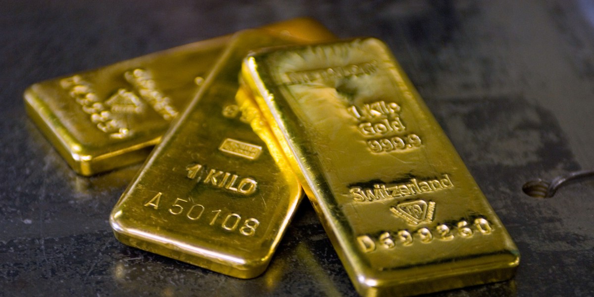 The dollar is falling due to a worldwide drop in confidence in U.S. leadership, according to Macquarie.