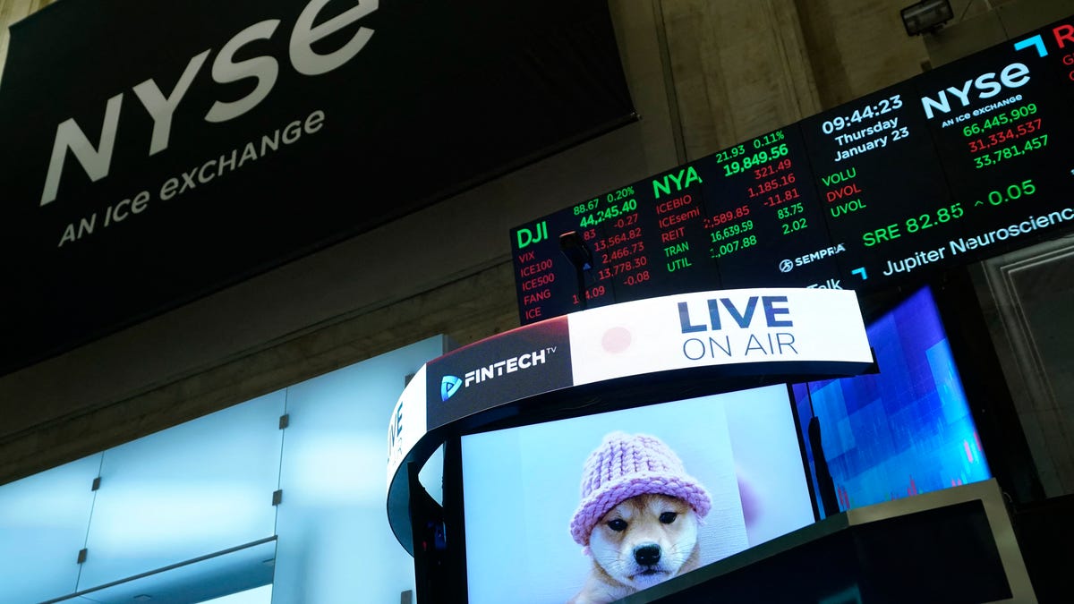 US stocks hold steady at the start, remaining close to record highs, as inflation data is set to be released.