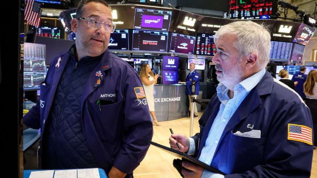 Wall Street ends the day lower as investors prepare for Powell's speech.