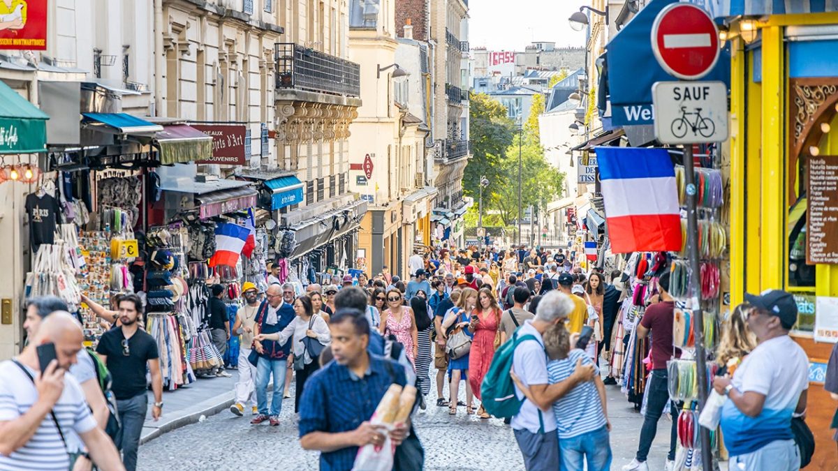 Ways to steer clear of pickpockets in Paris with safety advice from travelers and officials