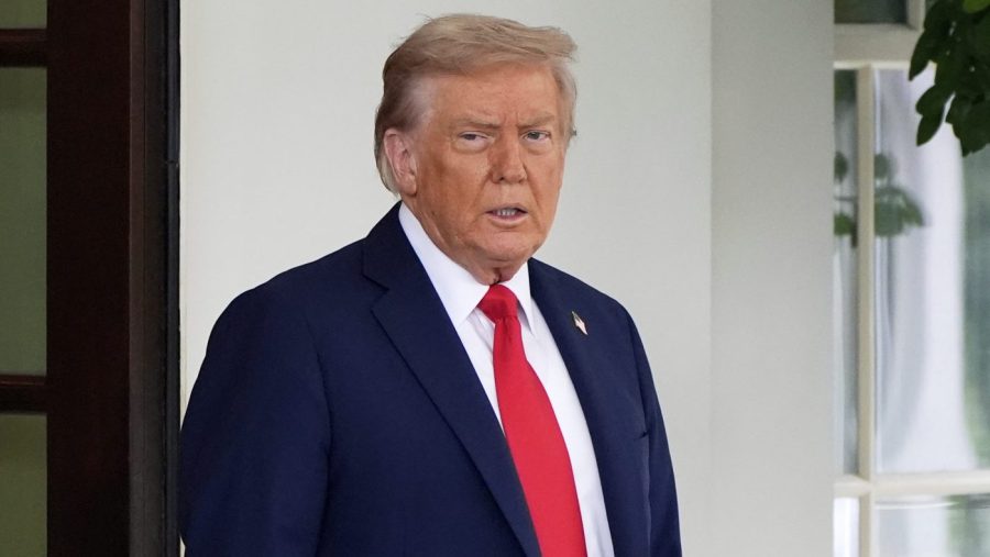 Woman charged with threatening Trump's life