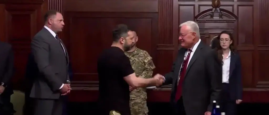 Zelenskyy Dons T-Shirt While Meeting With Senior Trump Official