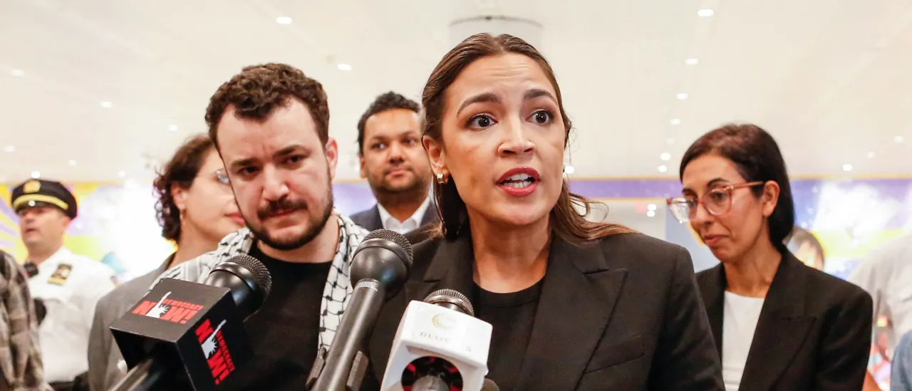 AOC Criticizes Jeffries and Schumer for Being Slow to Support Socialist Mamdani