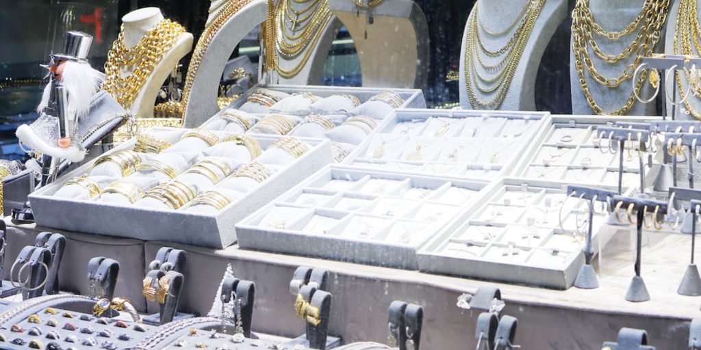 Around 25 criminals vandalize a jewelry store with crowbars and pickaxes, stealing $1 million worth of goods — but technology aids police in their response.