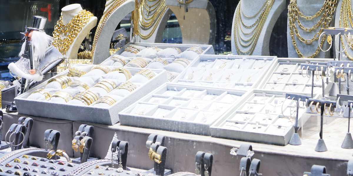 Around 25 criminals vandalize a jewelry store with crowbars and pickaxes, stealing $1 million worth of goods — but technology aids police in their response.