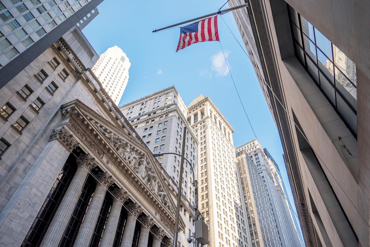 Asian stocks rise after a strong week on Wall Street