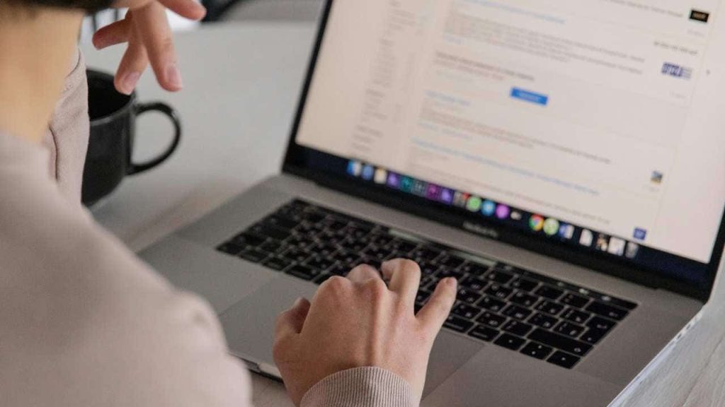 Avoid phishing scams that use fake party invitations to deceive users