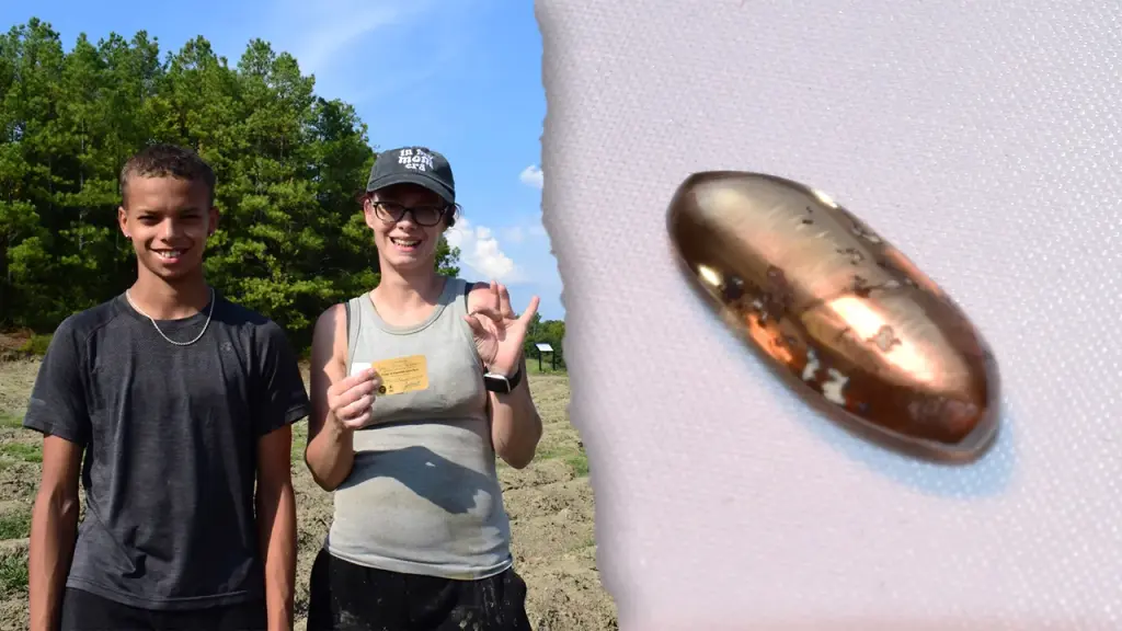 Beach digging set assists Oklahoma tourists in discovering rare diamond in Arkansas