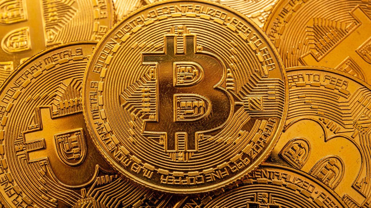 Bitcoin is showing an inverse head-and-shoulder pattern as Fed rate cuts approach.