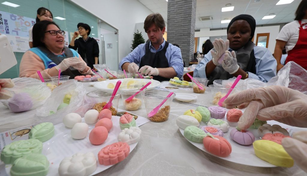 Card companies focus on expanding foreign resident market with new offerings