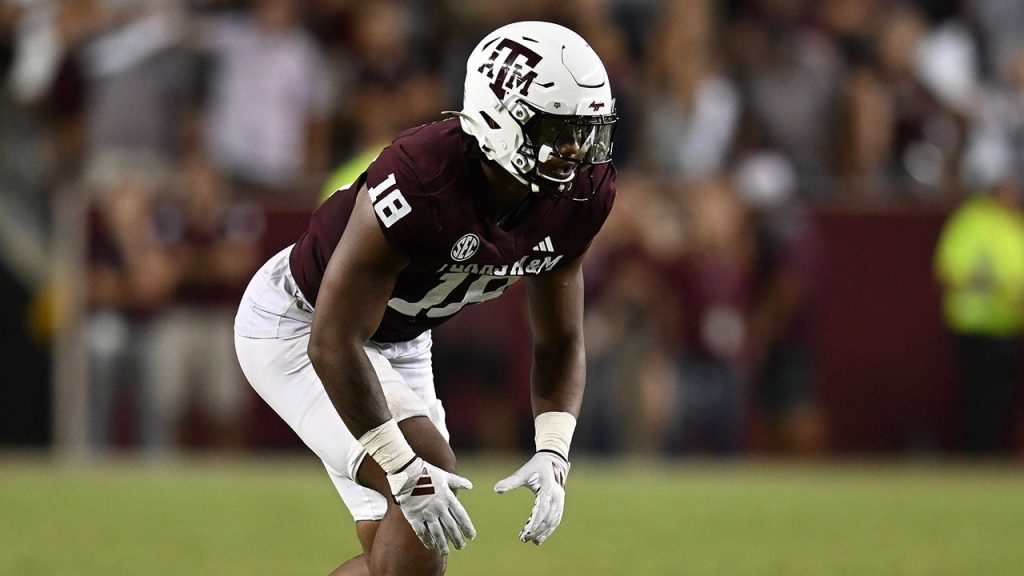 Cashius Howell from Texas A&M records three consecutive sacks to force a punt.