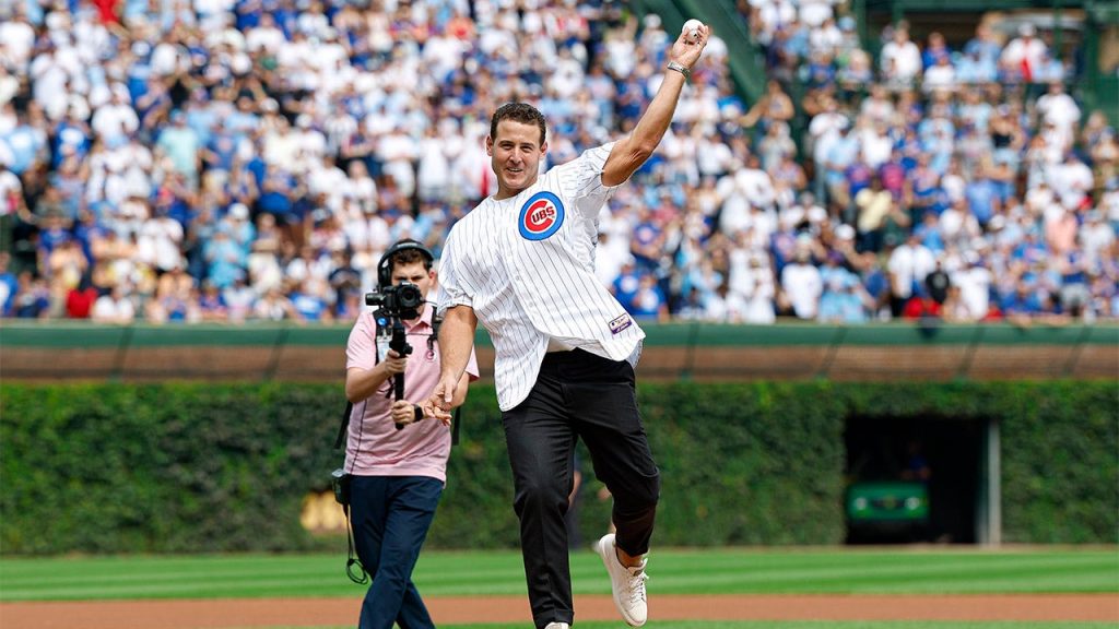 Cubs legend Anthony Rizzo loses a home run ball in the bleachers